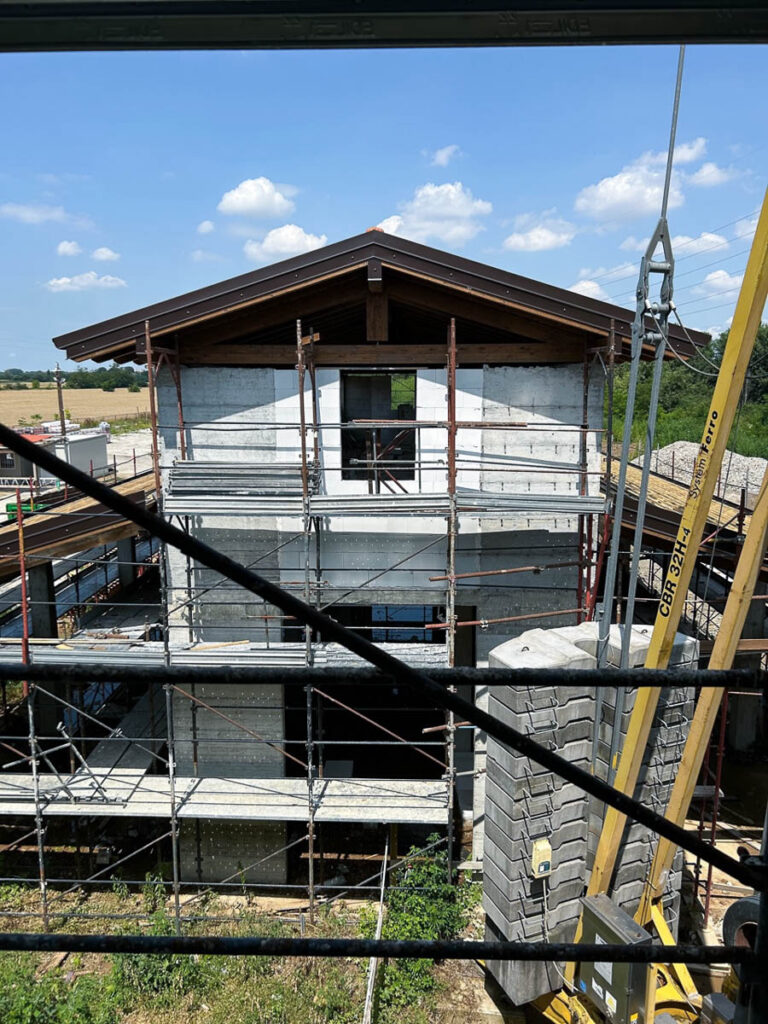 Foto dei lavori di ristrutturazione di una Cascina a Gerola mediante l'utilizzo di cartongessi e cappotti d'isoalmento.