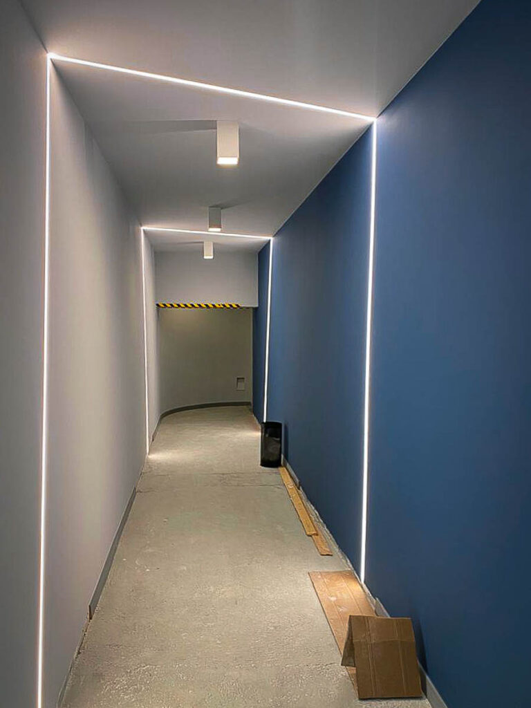 Studio commerciale professionale con pareti in cartongesso e soffitti modulari, creando ambienti funzionali e ben organizzati