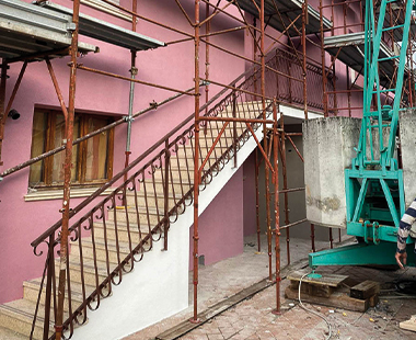 Esterni di un condominio a Castelgoffredo durante l'installamento di un sistema a cappotto esterno.